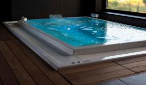 索佩拉纳Moana Eco Surf House的客房内的浴缸里装满了蓝色的水