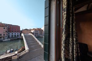 威尼斯阿巴西亚德豪华酒店的从运河上桥的窗口欣赏美景