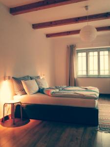 艾尔德贝涅Füveskert的卧室配有带灯的床铺,位于地板上