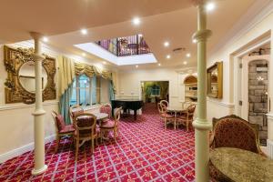 格兰奇奥沃桑茨农庄酒店的华丽的客厅,配有三角钢琴