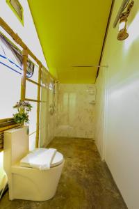 Mont Blanc Glamping Khao Yai的一间浴室