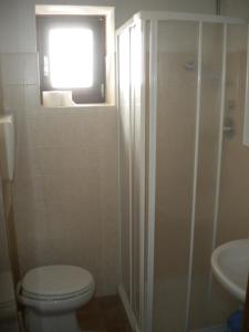 MontemitroB&B Casa Letizia的一间带卫生间、水槽和窗户的浴室