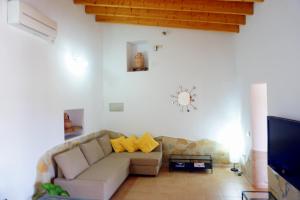 圣费兰-德瑟斯罗Casa Can Pep - Astbury Formentera的带沙发和电视的客厅