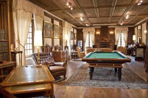 尚特劳兹城堡酒店内的一张台球桌