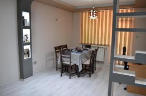 特尔戈维什特Luxury Apartment near Varna, located in Targovishte的一间带桌椅的用餐室