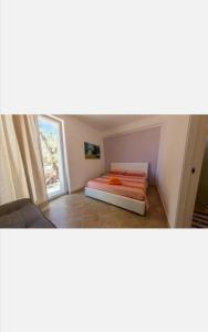 佩斯科勒海滨Tenuta Ciullo的一间带床的卧室,位于带窗户的房间内