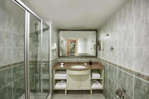 欧库卡拉海豚豪华度假酒店的一间带水槽和淋浴的浴室