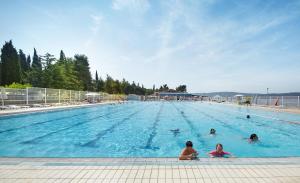安卡兰赛德拉别墅 - 亚德里亚安卡拉酒店加度假胜地的一群人在大型游泳池游泳