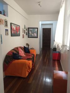 萨尔瓦多BARRA - 3 Quartos / 3 Banheiros - Amplo, Aconchegante e Artesanal的带沙发和木地板的客厅