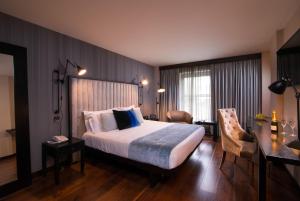 巴纳特尔福酒店的酒店客房配有一张床、一张书桌和一张书桌。