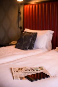 巴纳特尔福酒店的一张睡床边的报纸