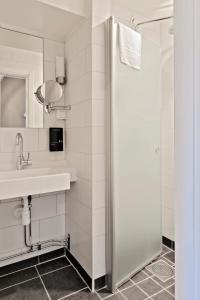 易克略斯凯特木酒店的带淋浴和盥洗盆的浴室