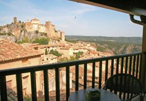 阿尔克萨尔Hotel Castillo的阳台配有桌子,享有城堡的景色