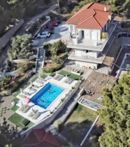 佩萨达Pessada Bay Studios and Apartments的享有带游泳池的房屋的空中景致