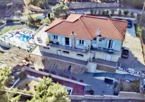 佩萨达Pessada Bay Studios and Apartments的享有带游泳池的房屋的空中景致