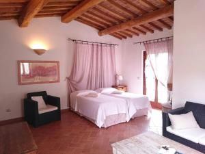 圣安德烈亚加罗奈罗酒店的一间卧室配有两张床、一张沙发和一张桌子