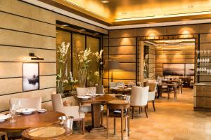 若特阿赫-埃根厄贝法赫特阿尔特霍夫海景酒店的一间在房间内配有桌椅的餐厅