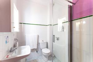 克罗姆港圣弗朗西斯住宅旅馆的浴室配有卫生间、盥洗盆和淋浴。