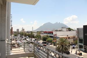 蒙特雷Hotel Plaza del Arco Express的阳台享有城市美景。