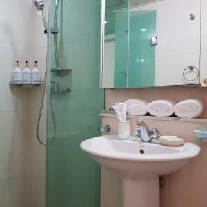 首尔Samseong Coexmall AA的浴室配有盥洗盆和带镜子的淋浴