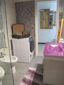 热那亚LA GEMMA的一间带粉色水槽和卫生间的浴室