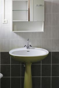 绍莱Hotel Le Cormier 9的浴室设有白色水槽和镜子