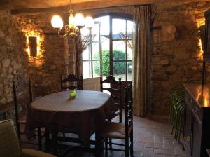 法尔塞特La Caseta Vella的一间带桌椅和窗户的用餐室