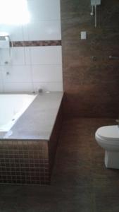 巴巴利亚Motel Premium (Adults Only)的浴室配有卫生间、浴缸和水槽。