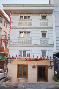 伊斯坦布尔昆卢克克纳克酒店的前面有旗帜的建筑