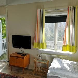 瓦尔贝里Varbergs Vandrarhem的一间卧室配有电视、一张床和一个窗户。