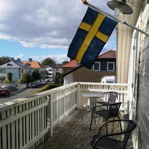 瓦尔贝里Varbergs Vandrarhem的阳台上的国旗,配有桌椅