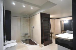 巴里Gatto Bianco House的带淋浴、卫生间和盥洗盆的浴室