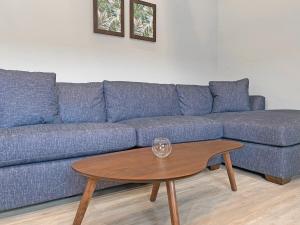 蒙托克波浪酒店 - 蒙托克的一张蓝色的沙发,配有木制咖啡桌