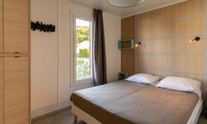 Domaine Chalets Larlapean客房内的一张或多张床位