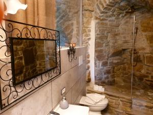 卡斯泰尔梅扎诺Casa Contadina的石质浴室设有卫生间和淋浴。
