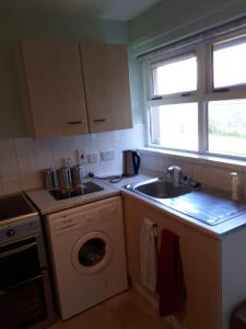 Belcoo3 MacNean Park的厨房配有洗衣机和水槽