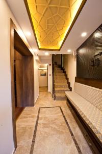 伊斯坦布尔昆卢克克纳克酒店的走廊设有楼梯和黄色天花板