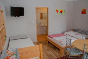 奇普Zielona Okiennica Chillout的一间小客房,配有两张床和一间浴室