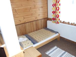 亚沃尔尼克Hostinec Na Návsi的一间小卧室,卧室内配有一张床铺