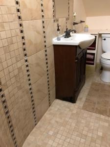 拉特兰Antique Mansion B & B的浴室配有盥洗盆、淋浴和卫生间