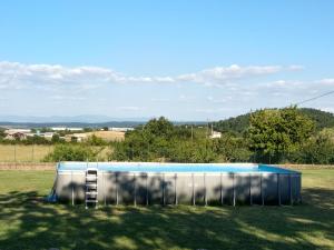 MonterosiAgricampolungo Monterosi的草地上的一个大型游泳池