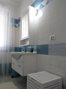 马蒂纳塔CASA VACANZA AFE A POCHI PASSI DAL MARE的一间带水槽和镜子的浴室