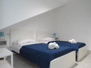 马蒂纳塔CASA VACANZA AFE A POCHI PASSI DAL MARE的一间卧室配有一张大床和毛巾