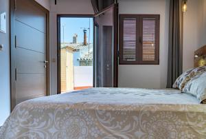 乌贝达Alojamiento San Nicolas的一间卧室设有一张床和一个大窗户