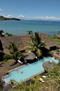 阿姆巴托洛阿卡鲁尔布卢酒店的享有度假胜地的空中景致,设有游泳池和海洋