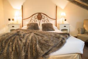 桑提亚纳德玛卡萨德尔马尔克斯酒店的一间卧室配有一张带毯子的大床