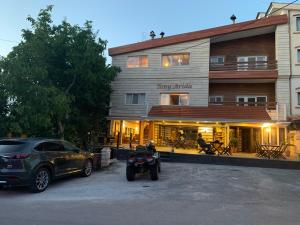 阿尔·阿尔兹阿利达托尼中心度假屋的停在大楼前的一辆摩托车