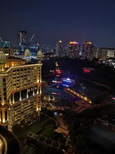 Kampong PenagaSunway Luxury Suites的享有城市天际线的美景。