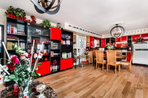 温哥华Diana's Luxury Accommodation的一间带红色橱柜的客厅和一间用餐室