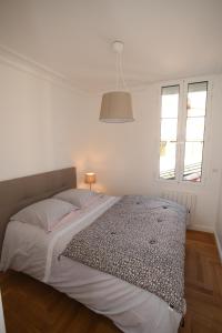 利布尔讷Libourne Hyper Centre à deux pas de Saint Emilion的一间白色卧室,配有床和2个窗户
